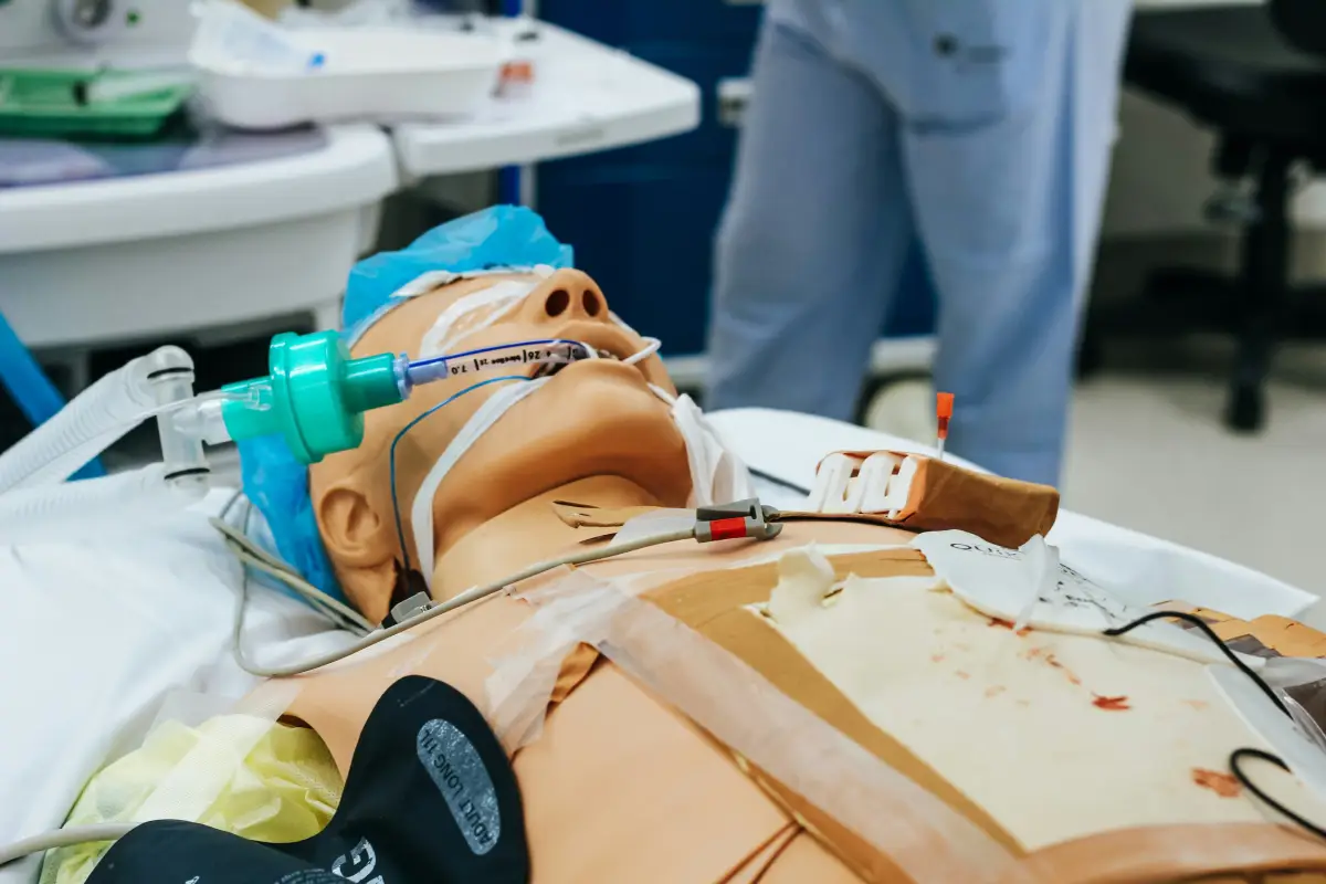 El daño renal agudo ocurre repentinamente, mientras que el crónico se desarrolla con el tiempo.