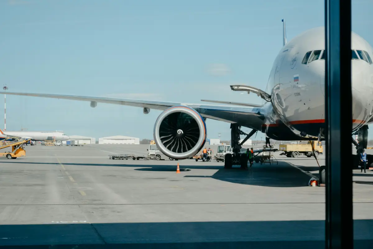 Se establece que la administradora aeroportuaria debe asignar los horarios de aterrizaje y despegue por hora.
