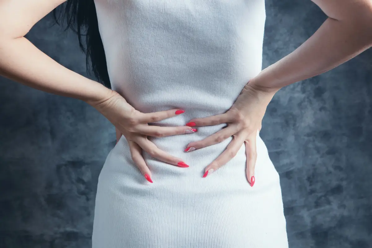 Uno de los errores más comunes es permanecer largas horas sentado, especialmente en sillas que no brindan soporte lumbar.