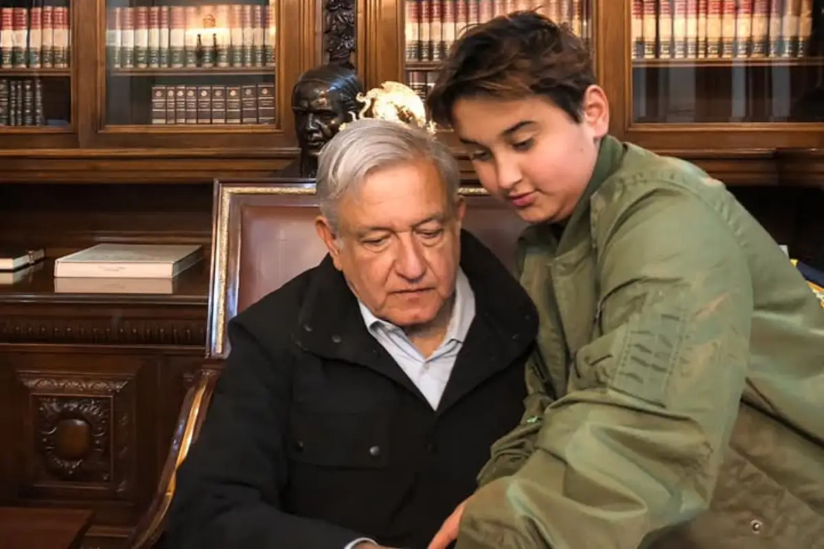 Jesús Ernesto López Gutiérrez reaparece participando en el Parlamento juvenil. | Foto: Facebook AMLO.