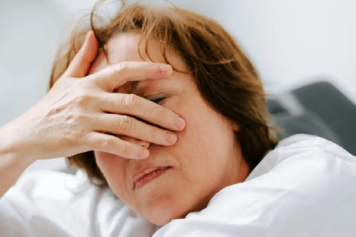 Hay que ir de inmediato al hospital en caso de entumecimiento o desviación de la cara, debilidad en un brazo o pierna, alteraciones del lenguaje, vértigo y visión doble.