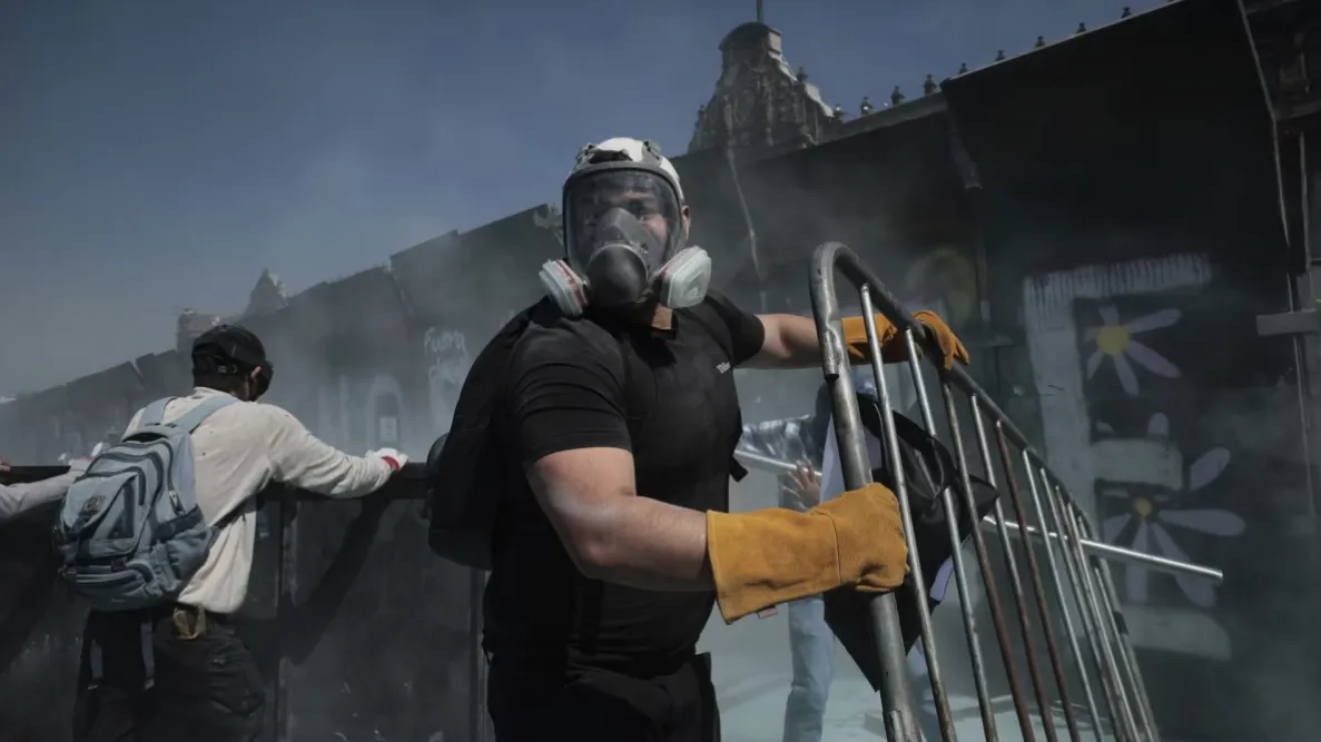 Marcha de ‘Generación Z’ México termina con disturbios en el Zócalo; derriban vallas de Palacio Nacional