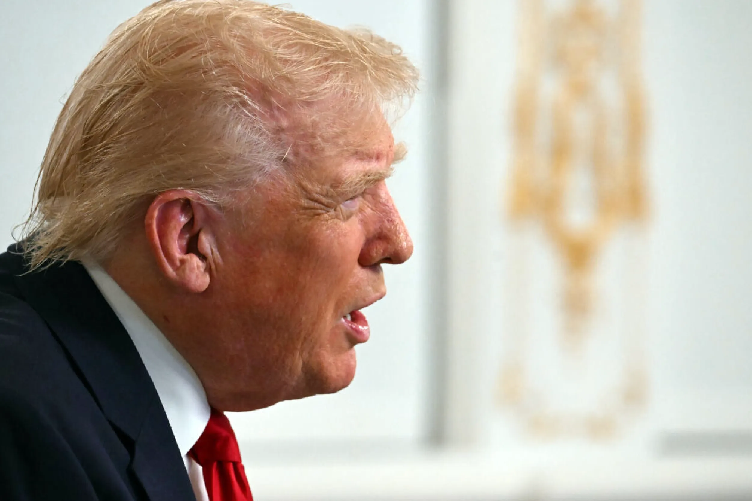 Trump genera polémica por sus ataques verbales contra mujeres periodistas.