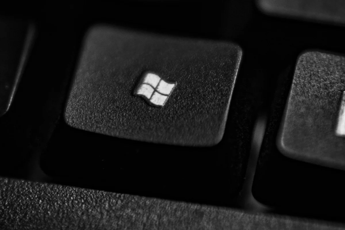 El exingeniero asegura que Windows se ha convertido en un canal de ventas permanente para productos de la compañía. Foto: X