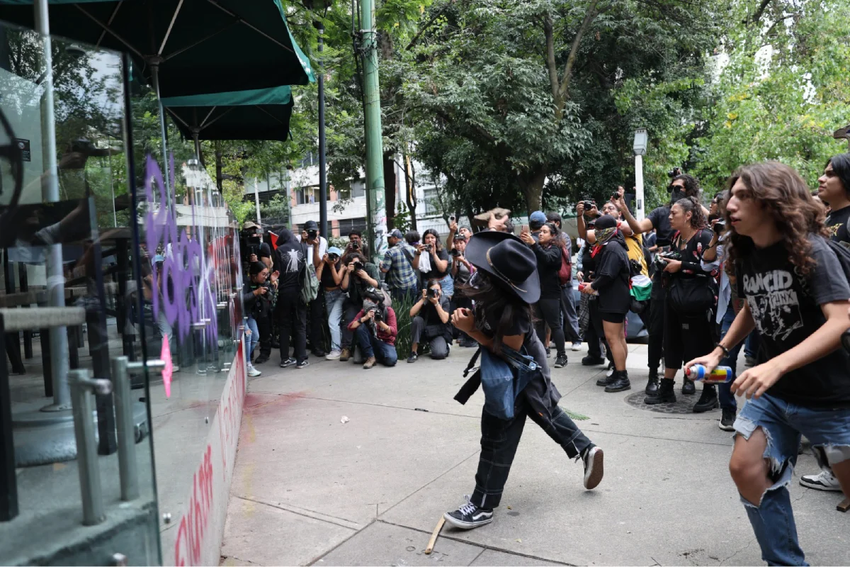 Dentro del grupo, las autoridades detectaron a personas con antecedentes penales. Foto: X
