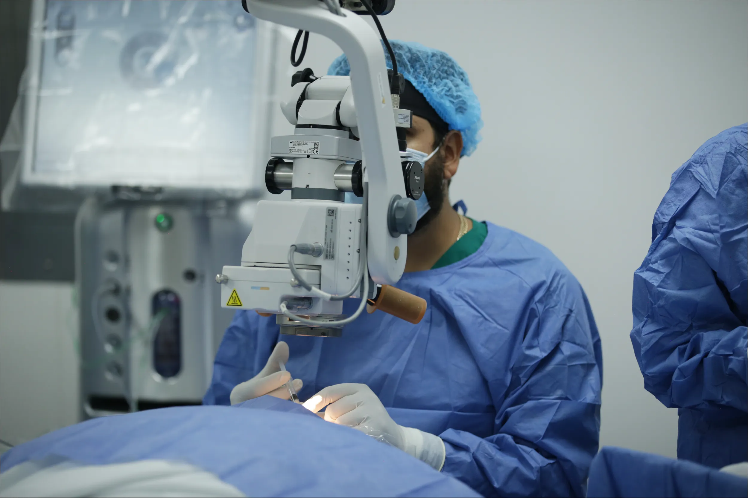 El IMSS realiza cirugías corneales de alta precisión.