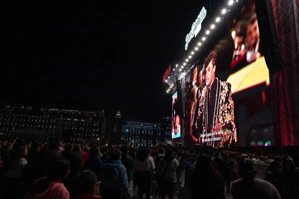 Juan Gabriel revive en el Zócalo con proyección de su concierto en Bellas Artes