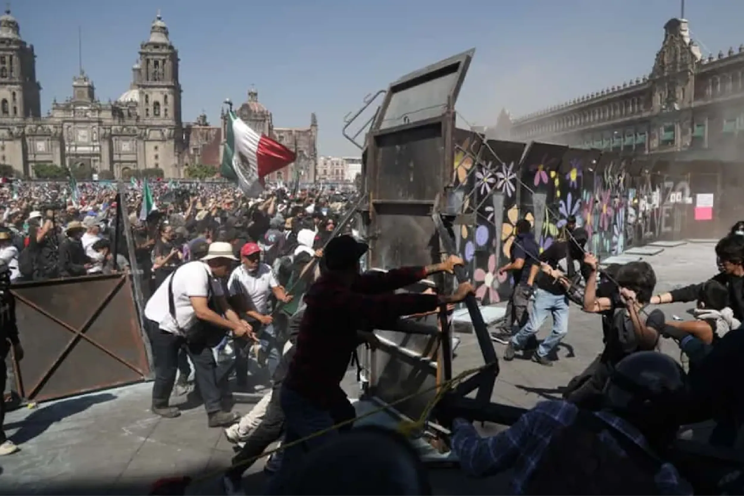 Tras la movilización, varios de los jóvenes detenidos fueron trasladados al Reclusorio Norte.