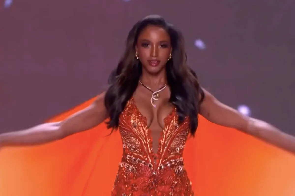 Miss Jamaica sufre aparatosa caída en la gala preliminar de Miss Universo 2025