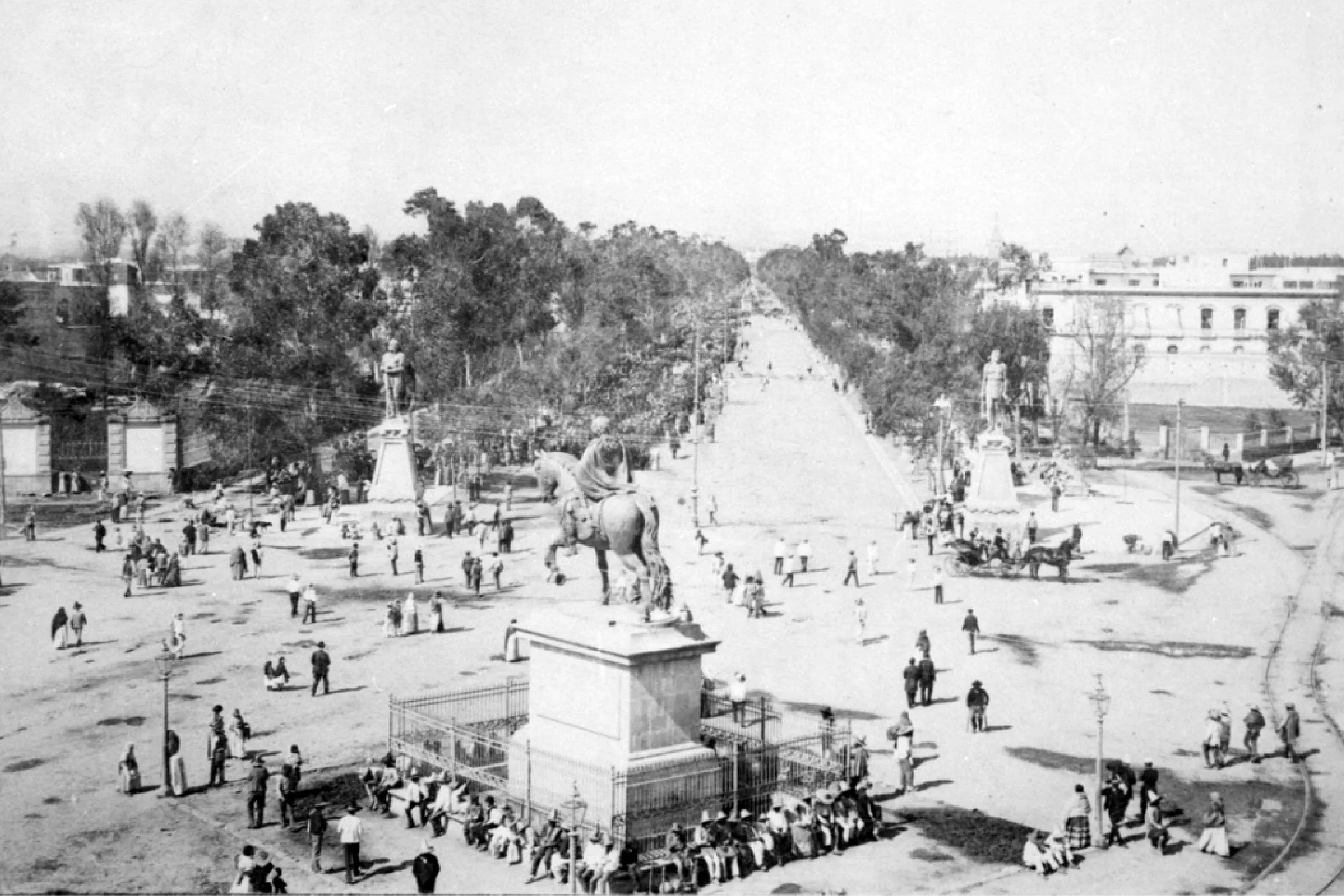 Vista histórica y cultural del Paseo de Bucareli en Ciudad de México.