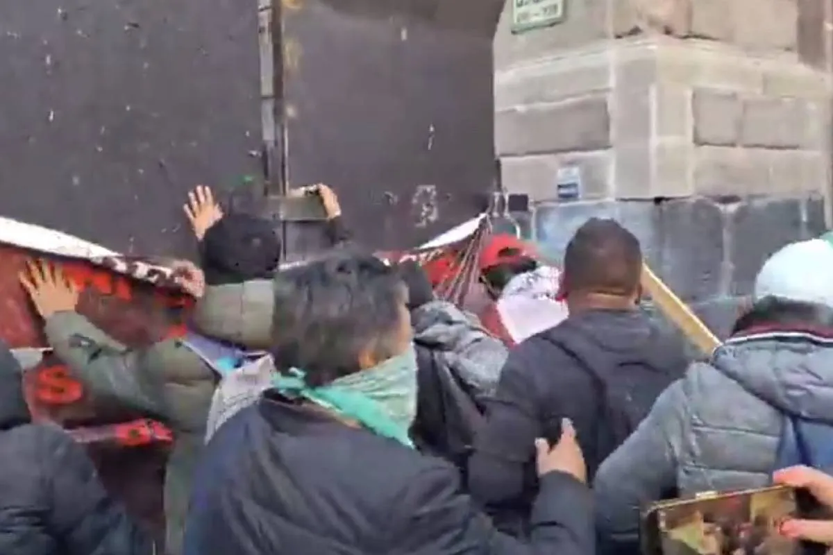 Maestros de la CNTE intentan derribar vallas en Palacio Nacional. Foto: Captura de pantalla