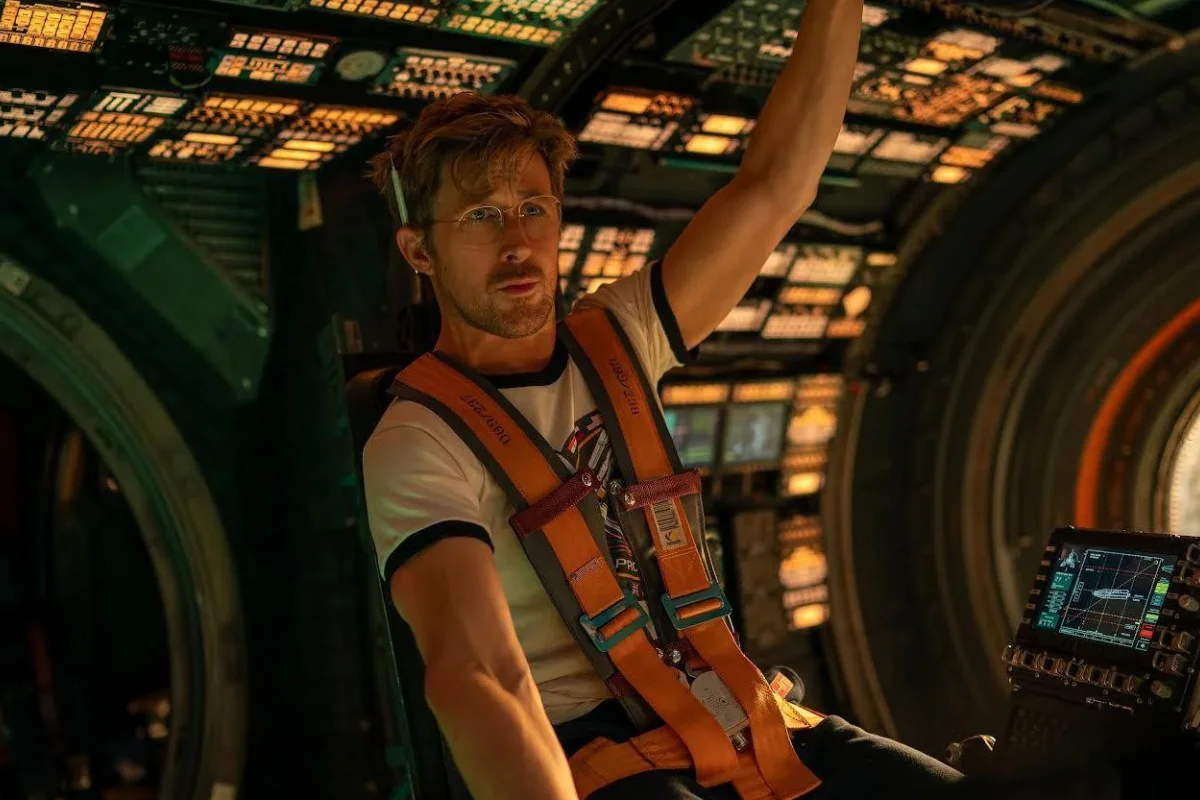 Gosling interpreta a Ryland Grace, un profesor de ciencias que despierta solo en una nave espacial sin recordar quién es ni cómo llegó ahí. Foto: X