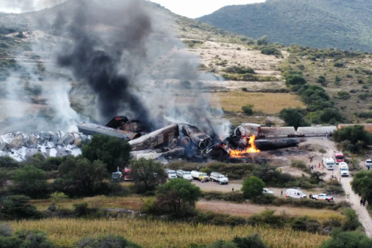 Al menos uno de los vagones cisterna explotó, y las llamas alcanzaron varios metros de altura. Foto: X