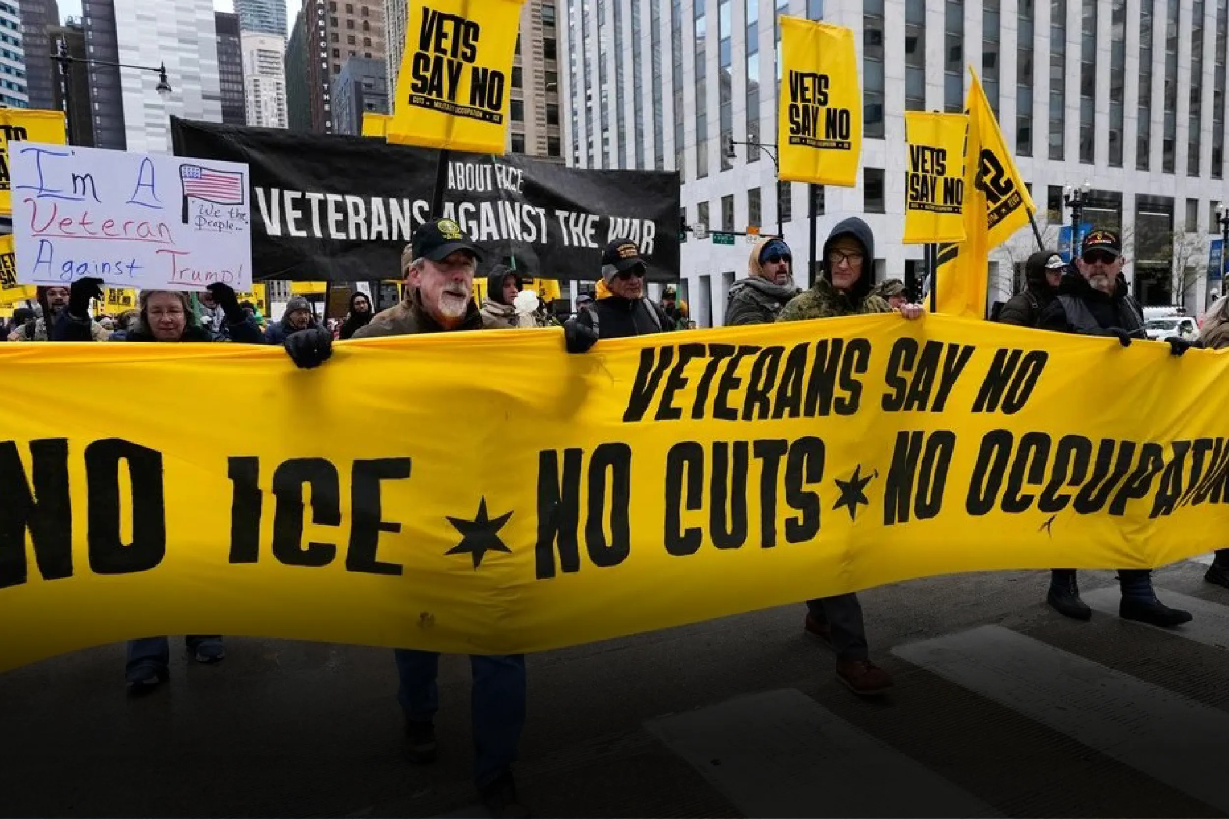 Miles de excombatientes marcharon en el Día de los Veteranos para rechazar el despliegue militar en ciudades del país.