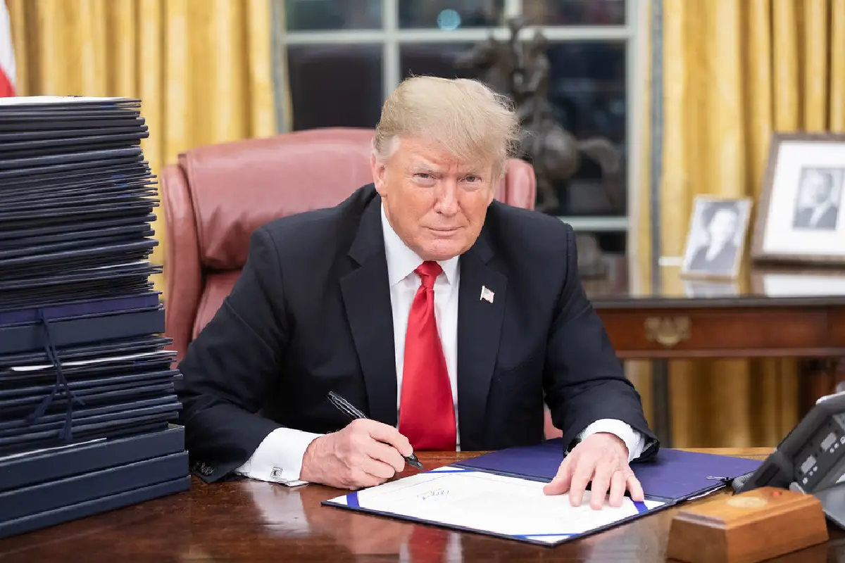 Donald Trump firma el acuerdo por el que se pone fin al cierre del Gobierno. | Foto: Flickr.