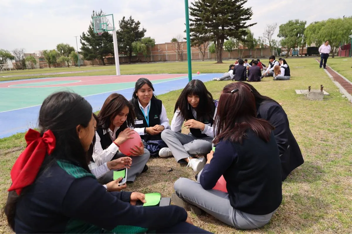 En el ámbito de salud y bienestar, el secretario presentó la Estrategia Nacional “Vive saludable, vive feliz”, que eliminó comida chatarra y bebidas azucaradas del 86 % de las escuelas.