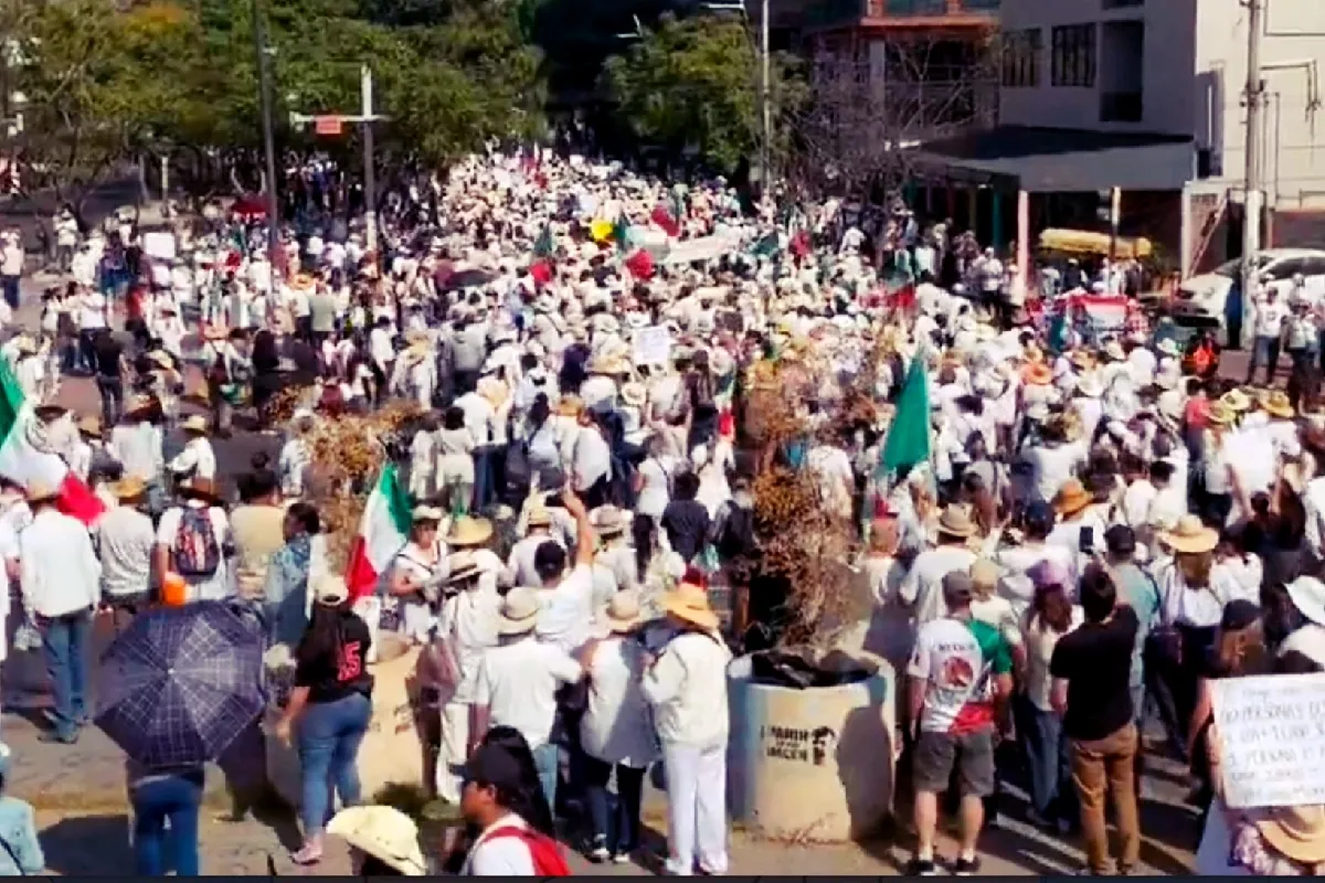 Manifestantes de la marcha de la Generación Z avanzan por las calles de Guadalajara en una movilización marcada por el hartazgo social y la exigencia de justicia. Foto: Facebook