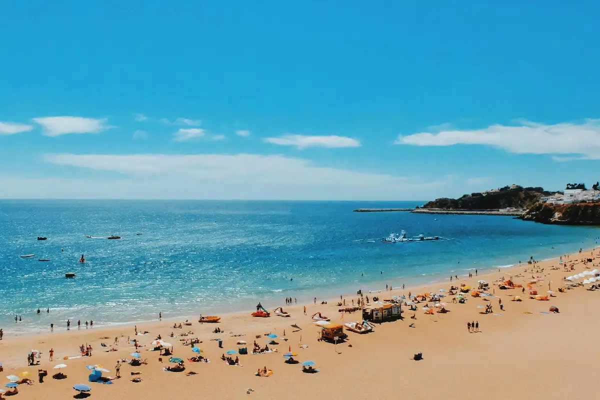 Planificar los gastos y priorizar lo esencial permite unas vacaciones más relajadas y satisfactorias.