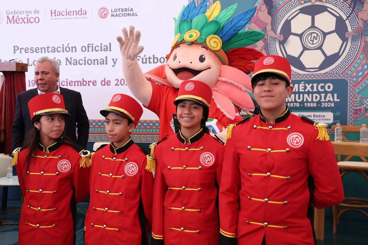 Presentan Gobiernos Federal y de la Ciudad de México Álbum Retro Lotería Nacional y el Fútbol