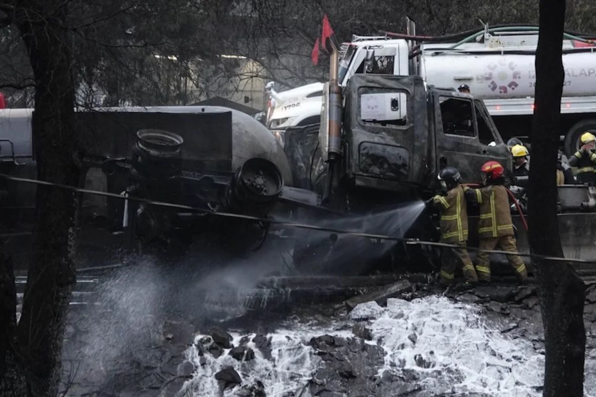 De acuerdo con las investigaciones, el exceso de velocidad habría provocado la pérdida de control del vehículo. Foto: X