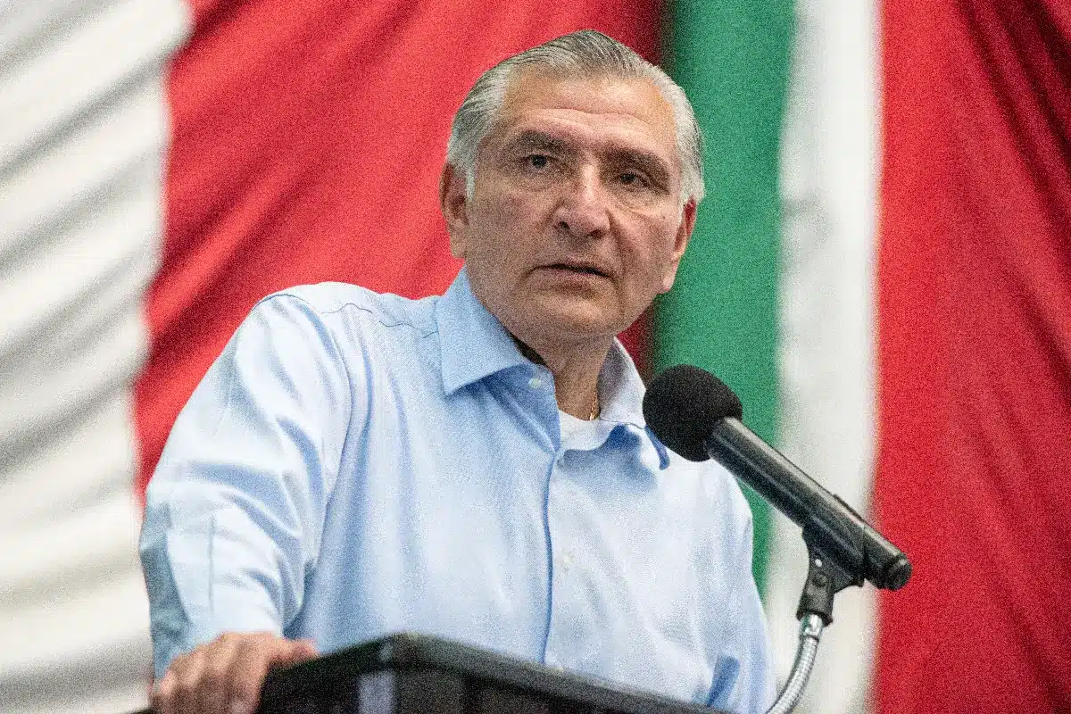 Adán Augusto López repartió varios ejemplares del libro de AMLO en el Senado. | Foto: Wikimedia Commons.