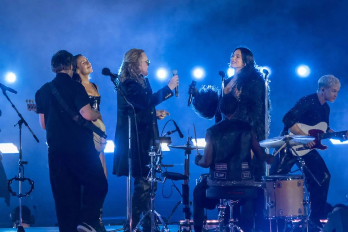 Dua Lipa sorprende en México al cantar “Oye mi amor” junto a Fher de Maná