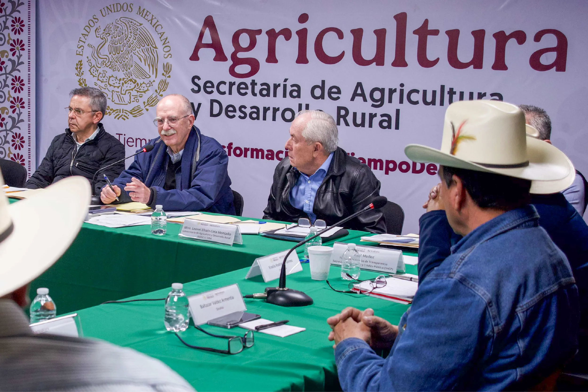 Acuerdos entre gobierno, transportistas y productores desactivan bloqueos.