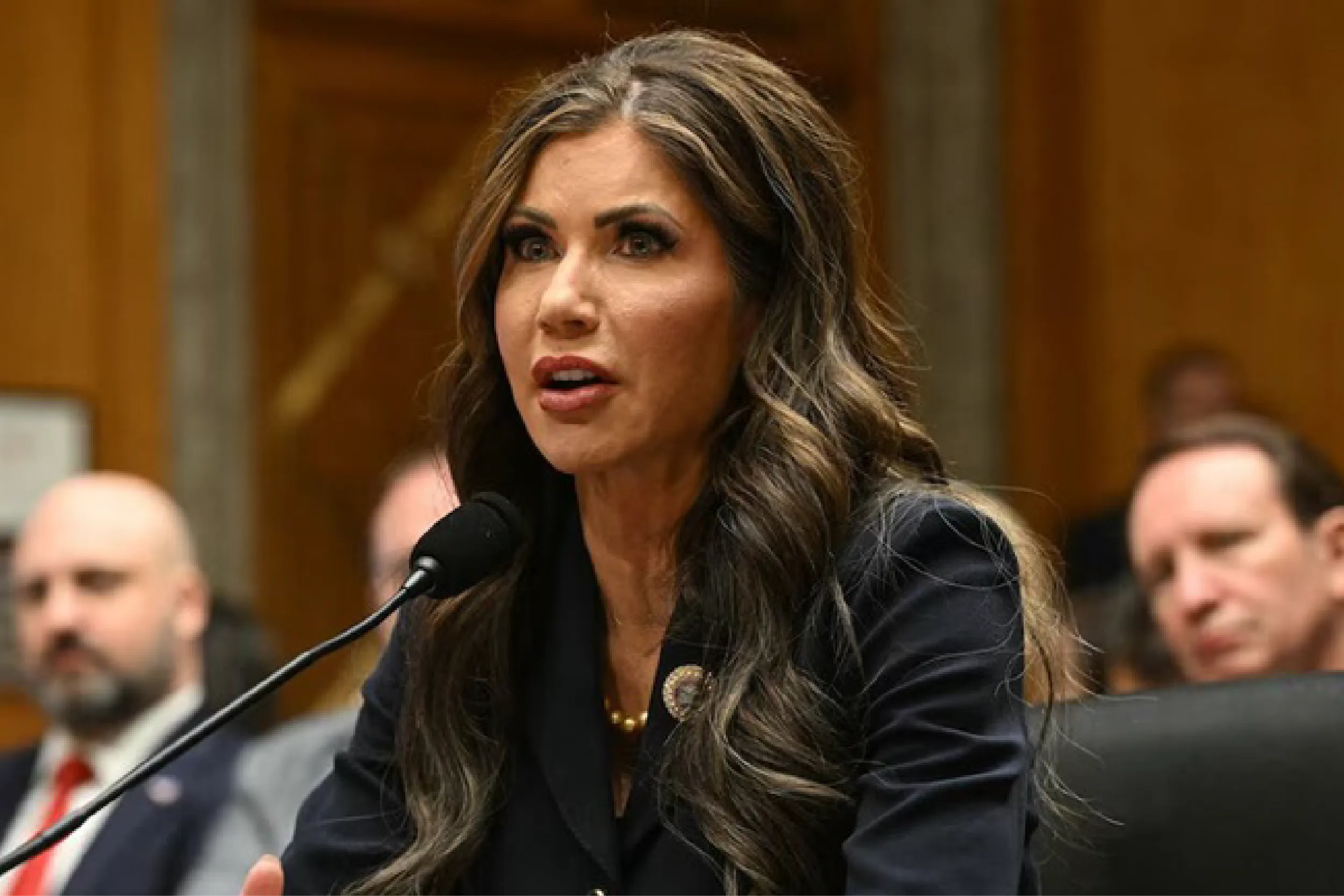 Demócratas exigen renuncia de Kristi Noem tras declaraciones sobre migración y cárteles.