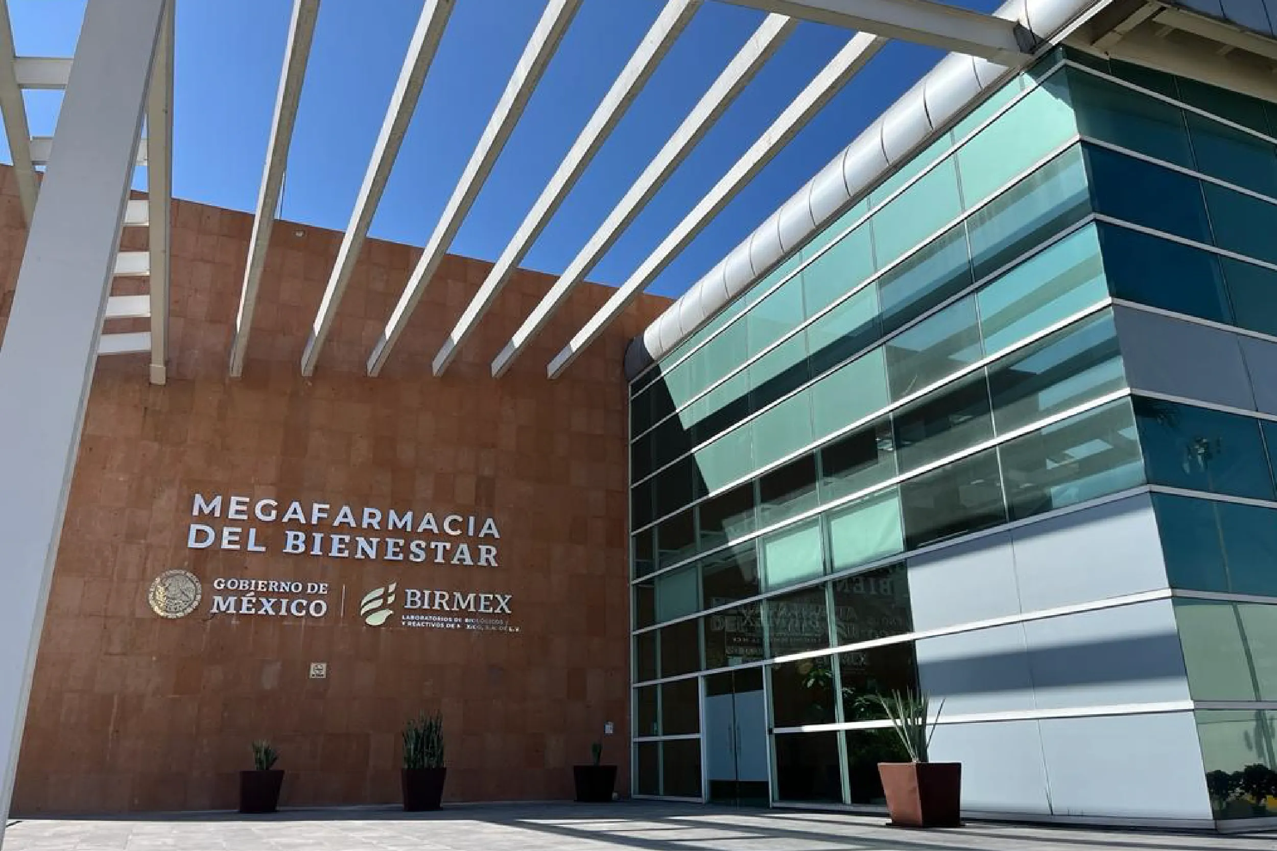 Claudia Sheinbaum informó que la Megafarmacia del Bienestar compartirá parte de sus instalaciones con el IMSS.