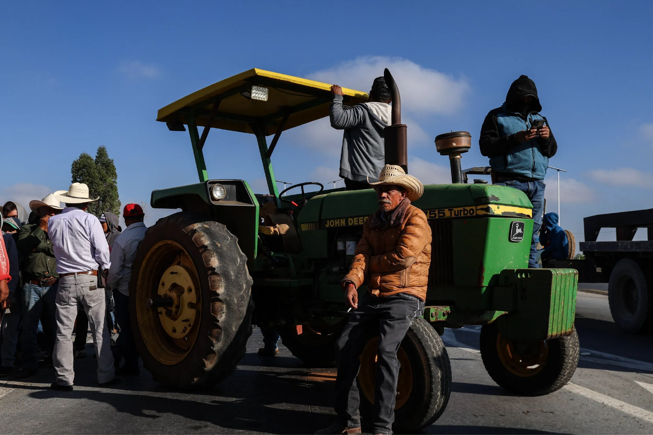 Agricultores avanzan en caravana hacia San Lázaro.
