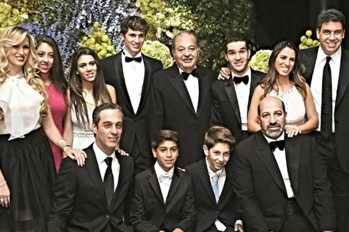 Nieto de Carlos Slim Helú se gradúa, asume como CEO y anuncia boda en 2026