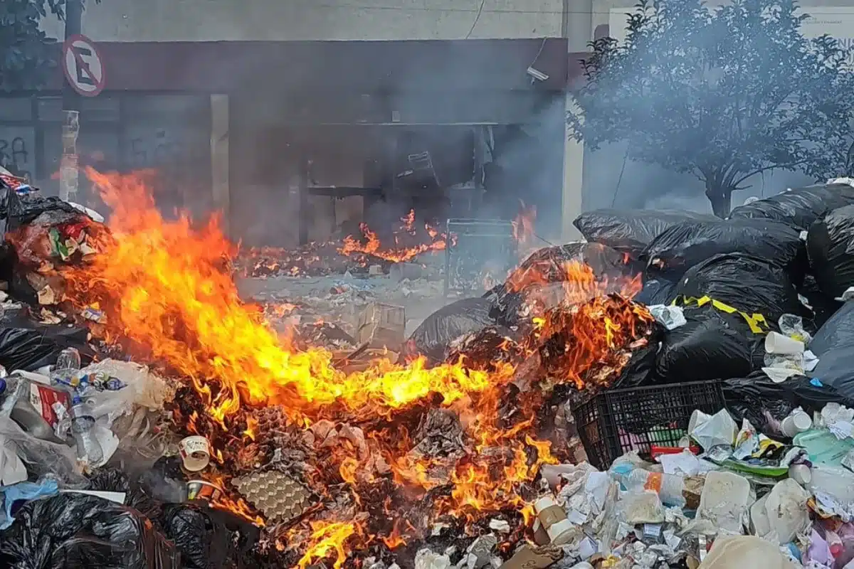 La protesta se intensificó cuando algunos manifestantes arrojaron basura, piedras y otros objetos contra el inmueble gubernamental. Foto: X