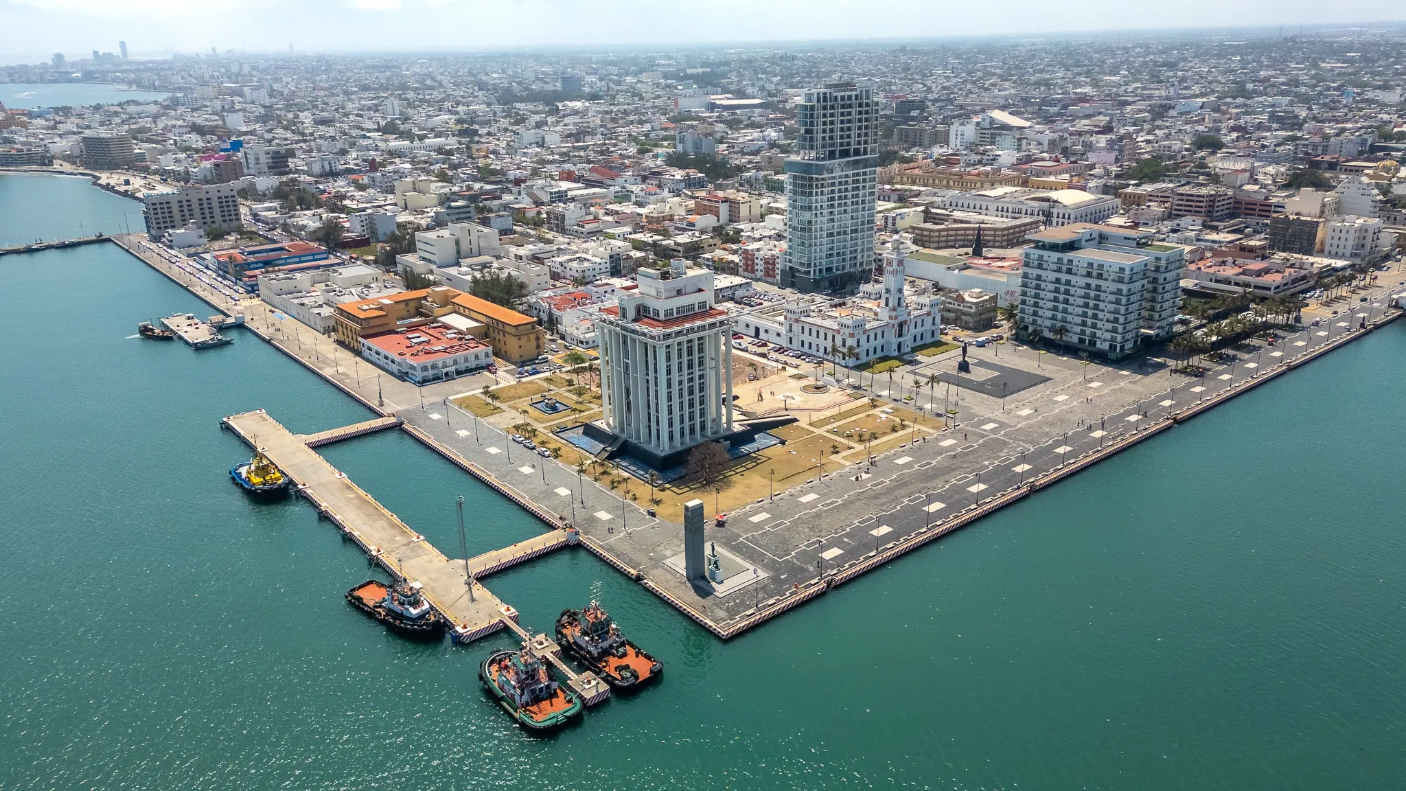 Para quienes buscan relajarse, las playas cercanas son una excelente opción. Boca del Río ofrece modernidad y diversión.
