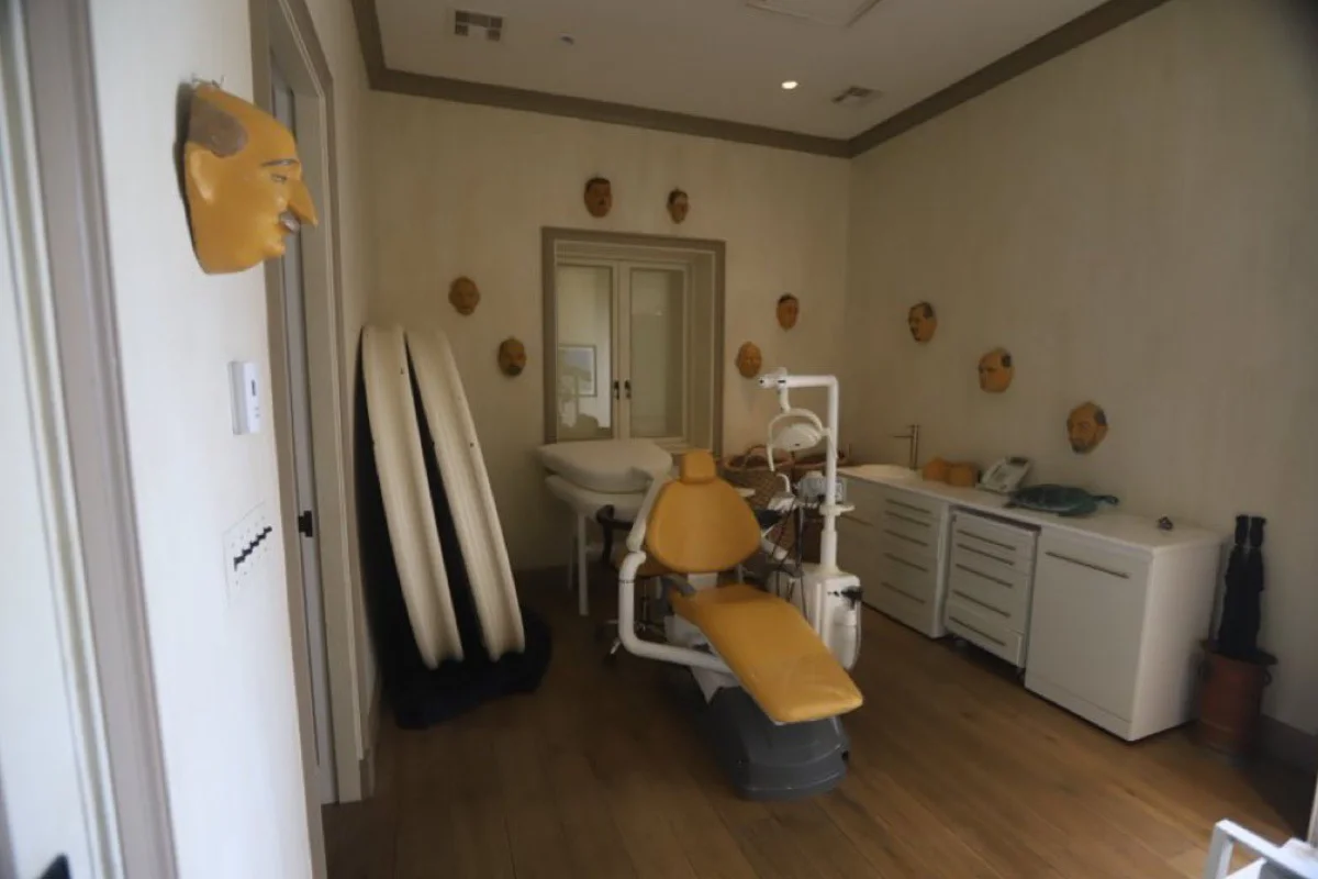 Las imágenes no aportan nuevos testimonios, pero sí visibilizan el contexto material de los abusos. Foto: X