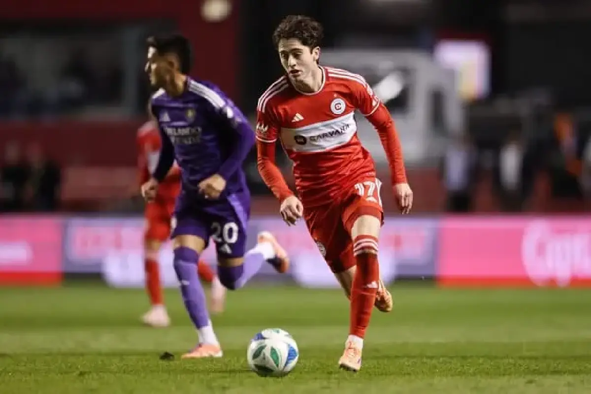 Chivas logró concretar el fichaje del mediocampista Brian Gutiérrez. | Foto: Reddit.