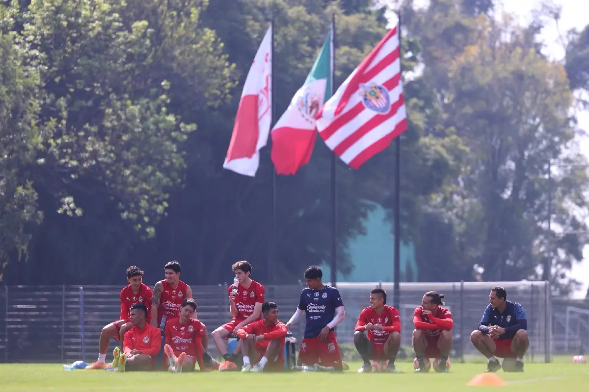 Milito dejará fuera de su proyecto en Chivas a varios jugadores. | Foto: X.