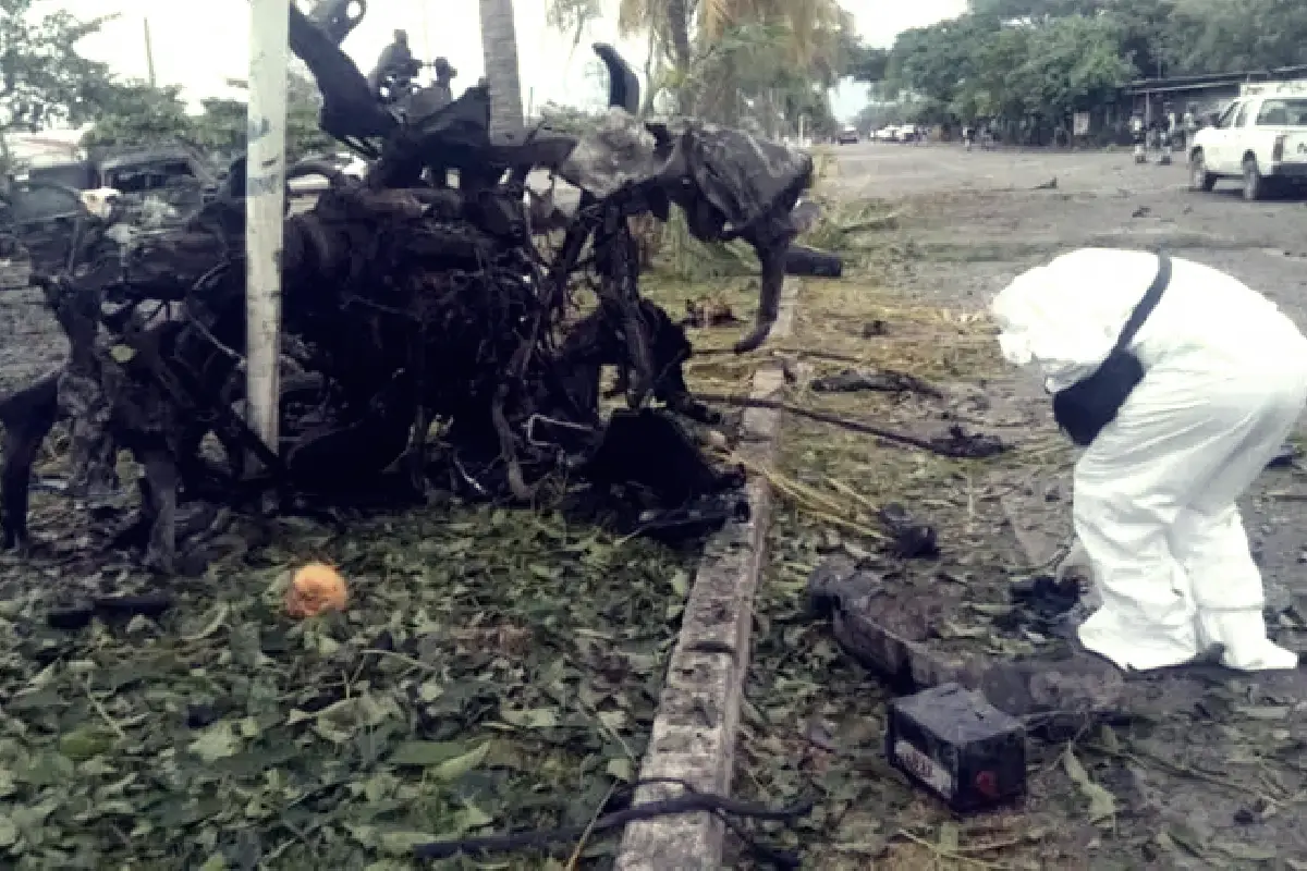 La FGR investiga la ruta de la camioneta que explotó en la sede de la policía de Coahuayana. | Foto: X.