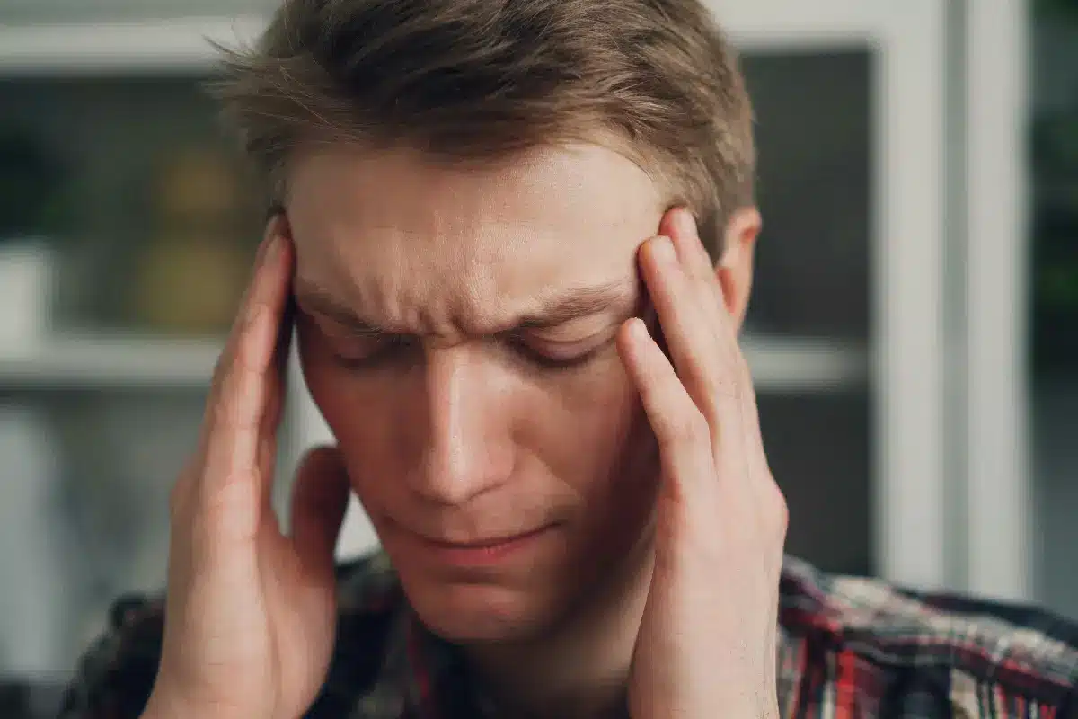 En muchos casos, el tratamiento incluye descanso, buena hidratación y cambios en el estilo de vida. A veces se requieren estudios clínicos o medicación específica.