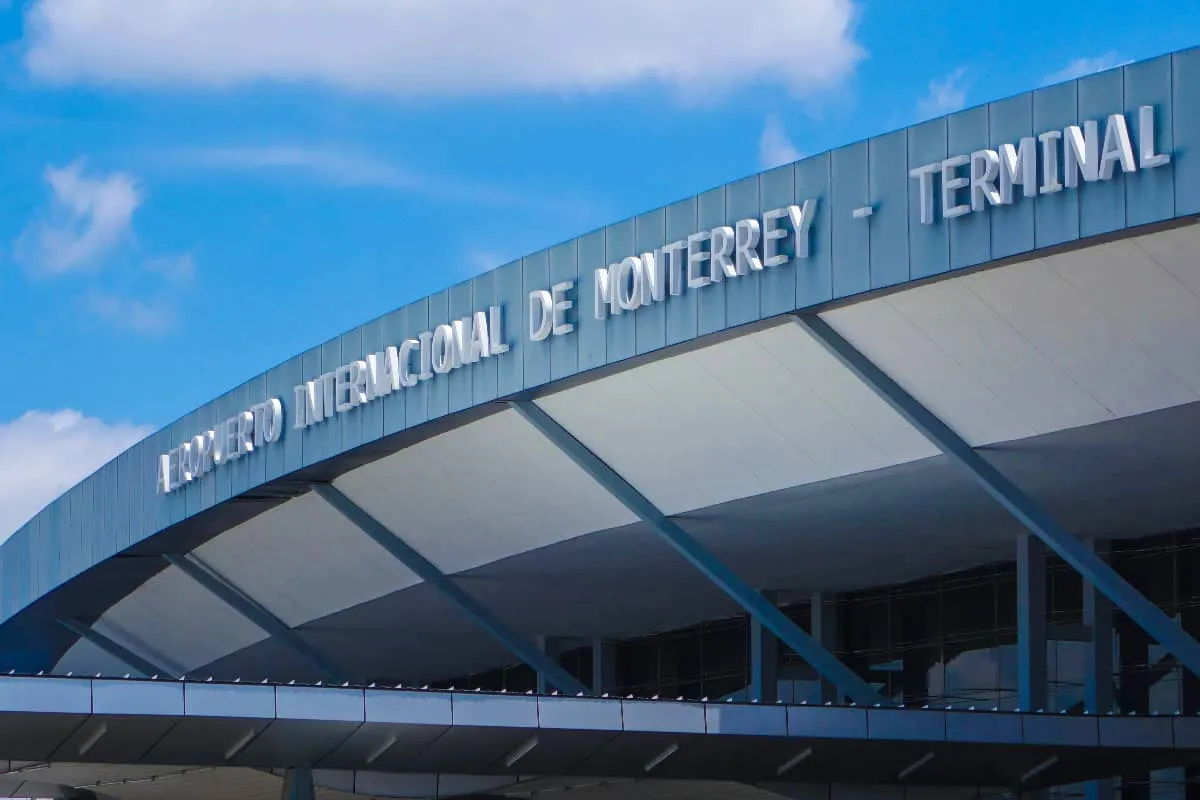 El Aeropuerto Internacional de Monterrey encabeza la lista de tarifas aeroportuarias más altas de México, generando debate sobre su impacto en el turismo mundialista.