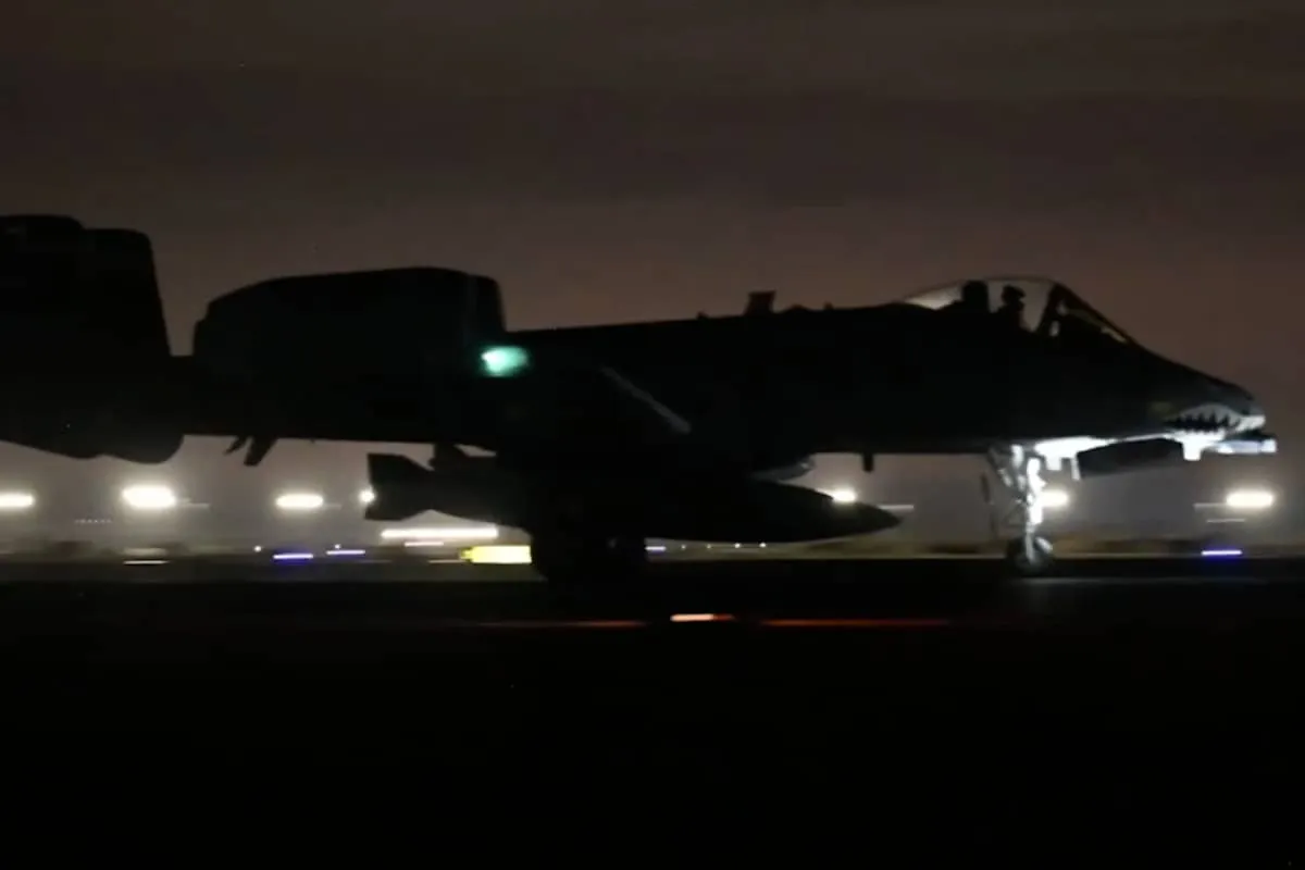 Aviones de combate de Estados Unidos realizan un nuevo bombardeo contra posiciones del grupo terrorista ISIS en territorio sirio, como parte de la ofensiva militar lanzada por Washington para debilitar sus capacidades operativas en la región.