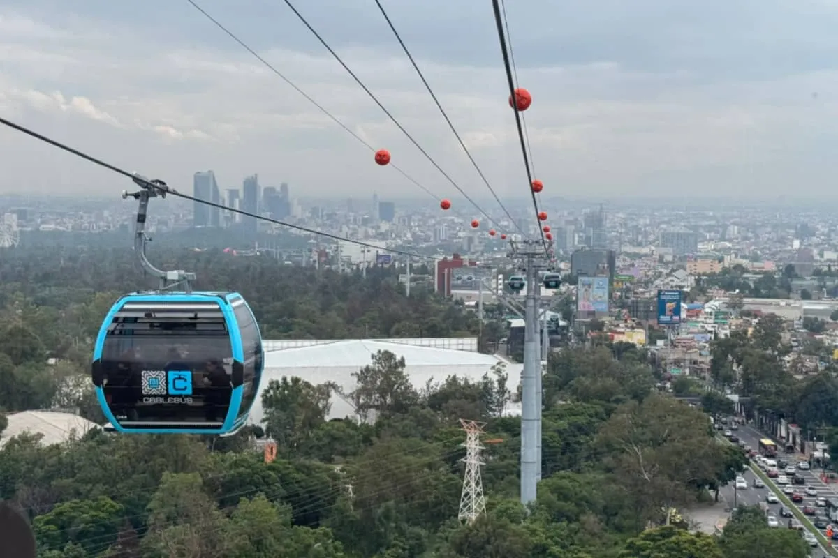Usuarios esperan el nuevo Cablebús en una estación próxima a entrar en funcionamiento en la CDMX, una apuesta por movilidad accesible y conectada.