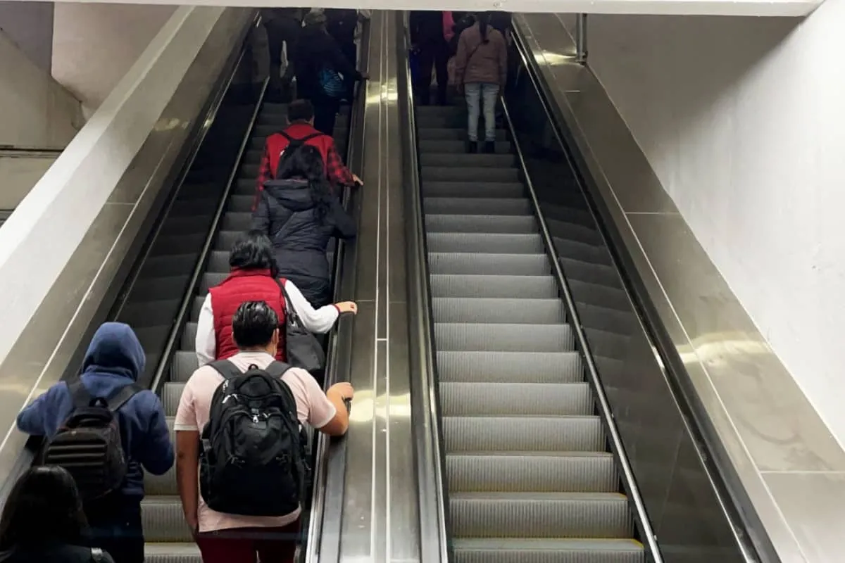 Usuarios del Metro CDMX transitan por estaciones con nuevas escaleras eléctricas, en medio de reportes de fallas y servicio irregular.