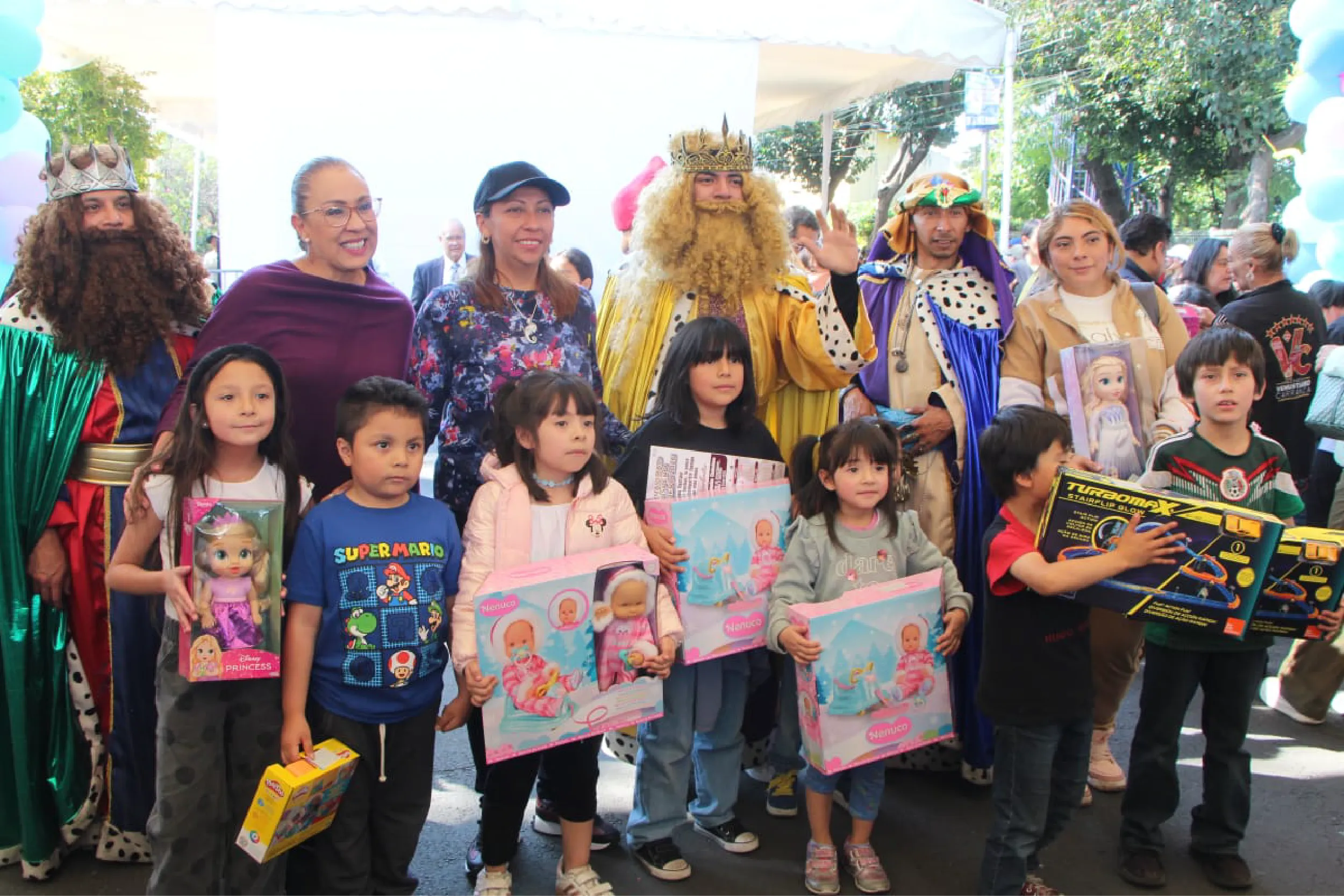 La alcaldesa Evelyn Parra festejó el Día de Reyes 2026 con entrega de juguetes.
