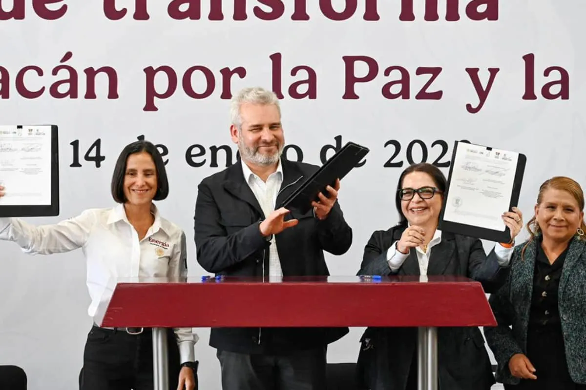 Firma del convenio “Energía que Transforma” encabezada por la secretaria de Energía, Luz Elena González; el gobernador Alfredo Ramírez Bedolla y la directora general de la CFE, Emilia Esther Calleja Alor, para lograr la electrificación total y la conectividad digital en Michoacán.