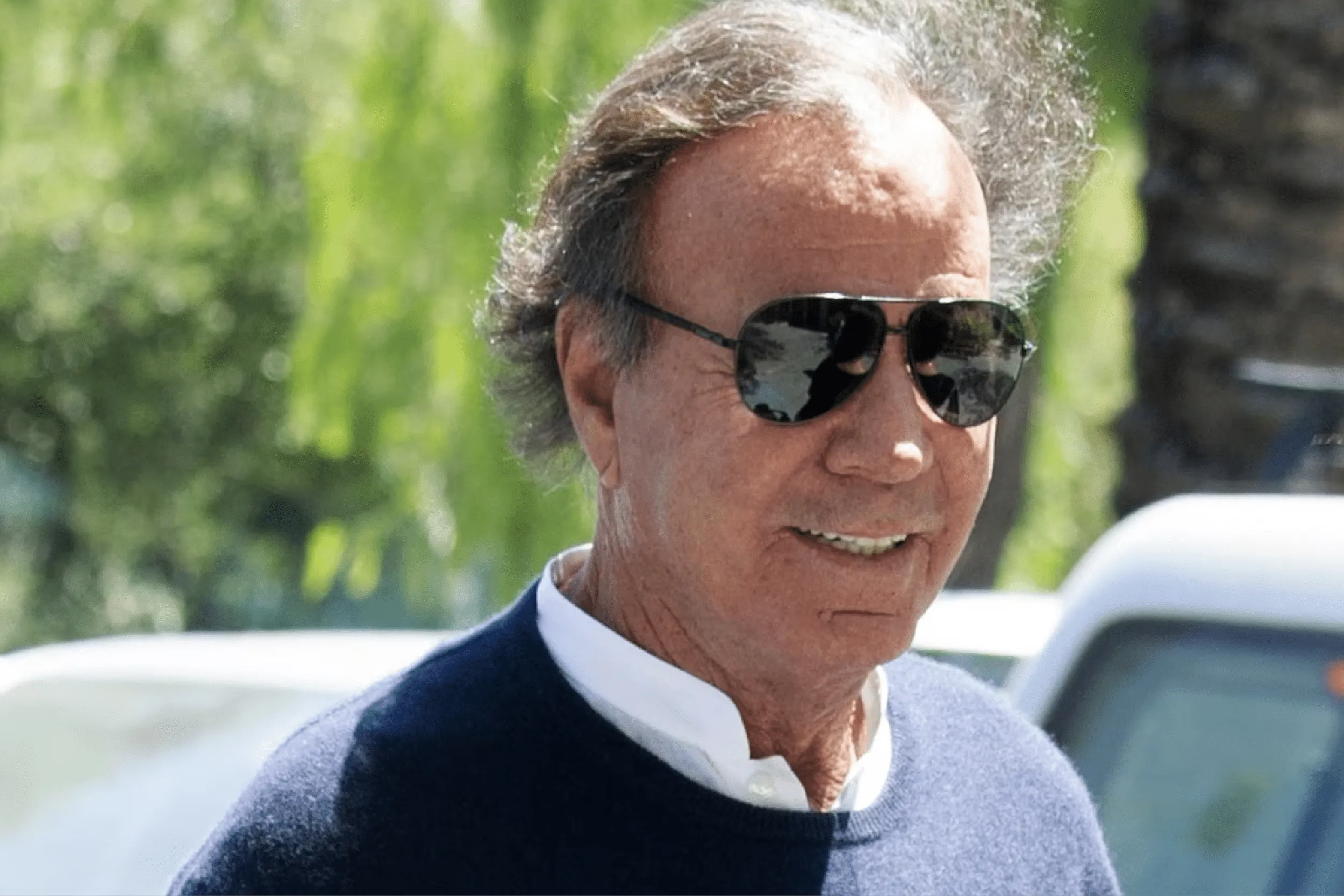 Julio Iglesias enfrenta denuncia por agresión sexual y acoso.