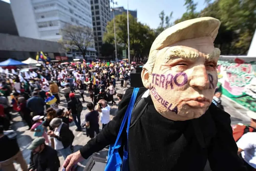 Manifestantes recorren Paseo de la Reforma, en la Ciudad de México, durante la marcha de este sábado en rechazo a las decisiones del presidente Donald Trump sobre Venezuela y para exigir la liberación de Nicolás Maduro; la movilización concluyó sin incidentes en el Hemiciclo a Juárez.