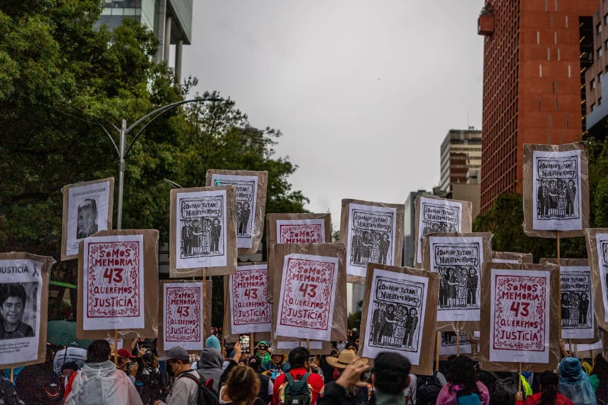Padres de los desaparecidos en Ayotzinapa marchan para exigir justicia