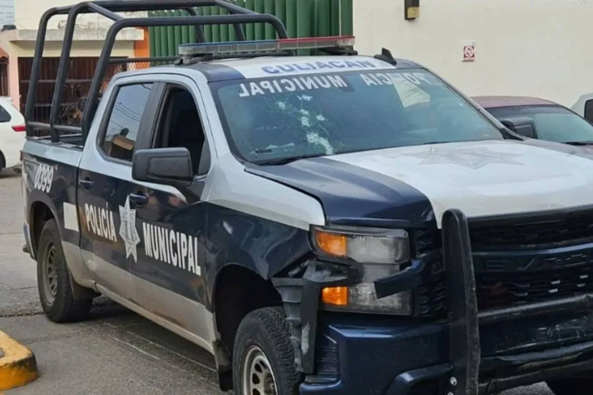 Elementos de seguridad resguardan la zona del Malecón Viejo en Culiacán luego del ataque armado contra los diputados de Movimiento Ciudadano Sergio Torres Félix y Elizabeth Montoya.