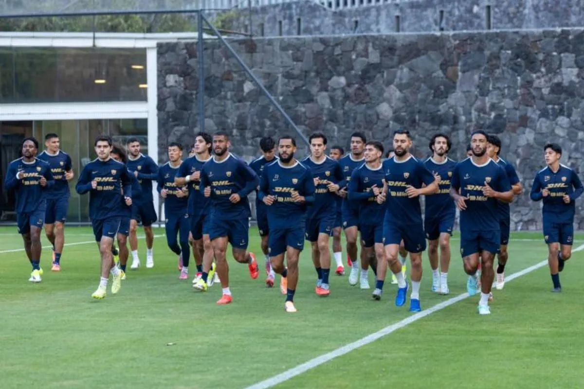 Jugadores de Pumas durante entrenamiento previo al partido ante Santos Laguna en el Clausura 2026.