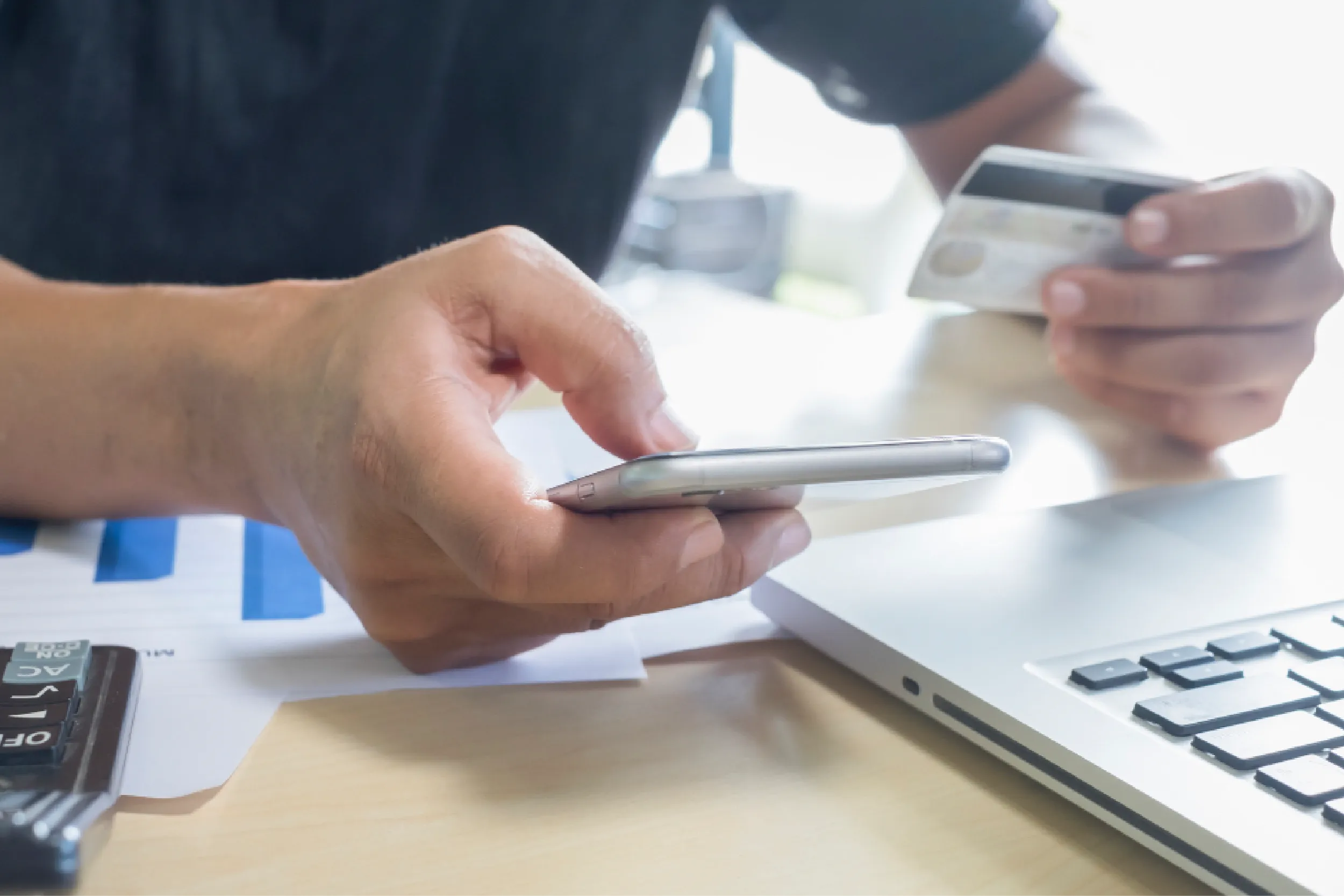 El SAT no multa por transferir dinero, pero sí por no justificarlo.